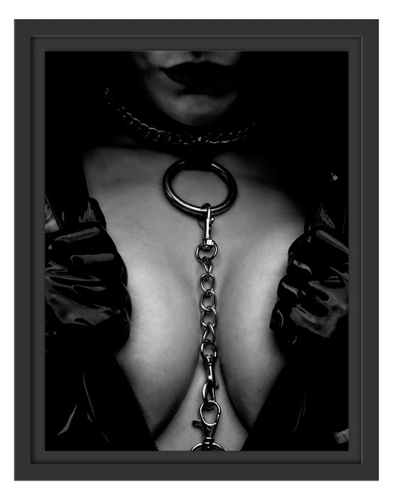 Pixxprint Strenge Domina rote Lippen mit Halsband, Monochrome, im Schwebe-Effekt Bilderrahmen
