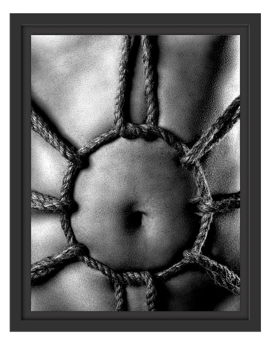 Pixxprint Kreis aus Seilen auf nacktem Körper, Monochrome, im Schwebe-Effekt Bilderrahmen