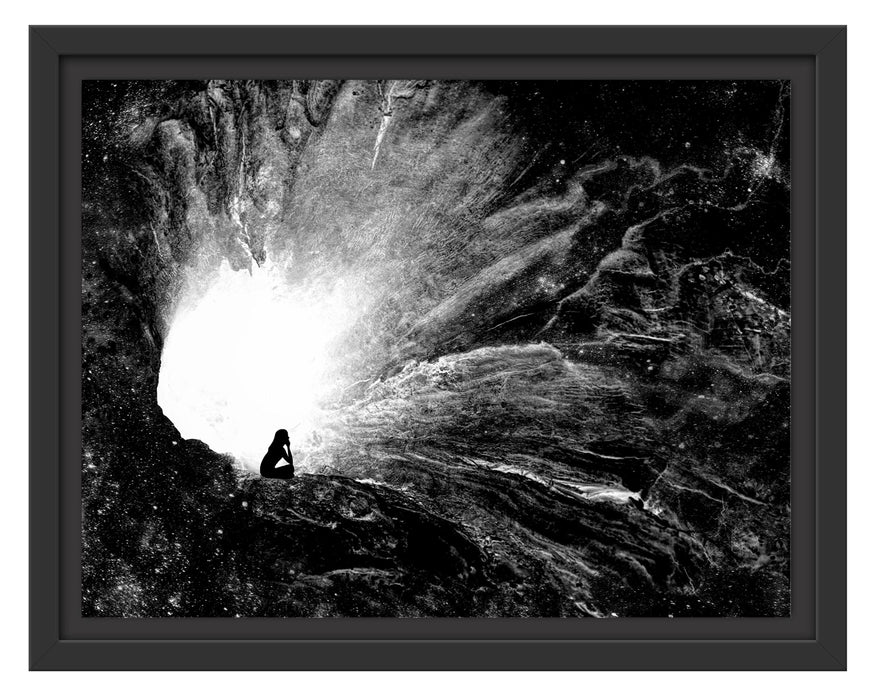Pixxprint meditierende Frau vor Loch in Galaxie, Monochrome, im Schwebe-Effekt Bilderrahmen