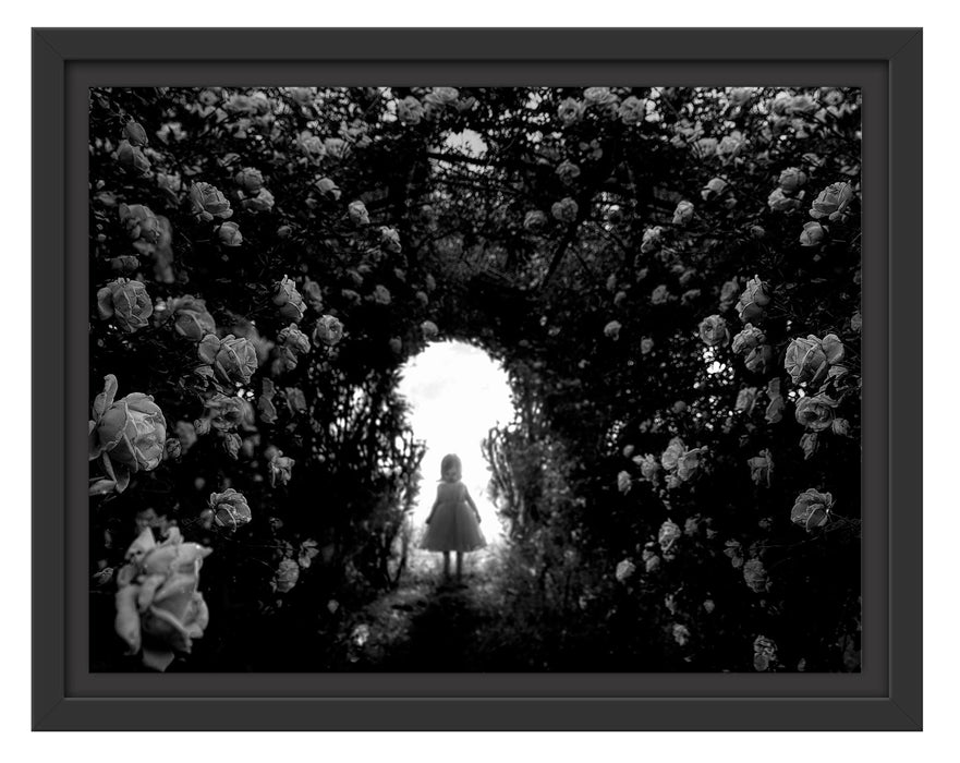 Pixxprint Kleines Mädchen in Rosentunnel, Monochrome, im Schwebe-Effekt Bilderrahmen