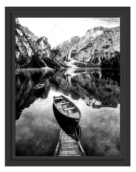 Pixxprint Bootsteg am Pragser Wildsee, Monochrome, im Schwebe-Effekt Bilderrahmen