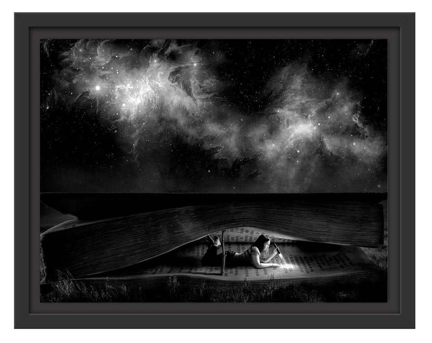 Pixxprint Mädchen liest nachts in einem Buch-Zelt , Monochrome, im Schwebe-Effekt Bilderrahmen