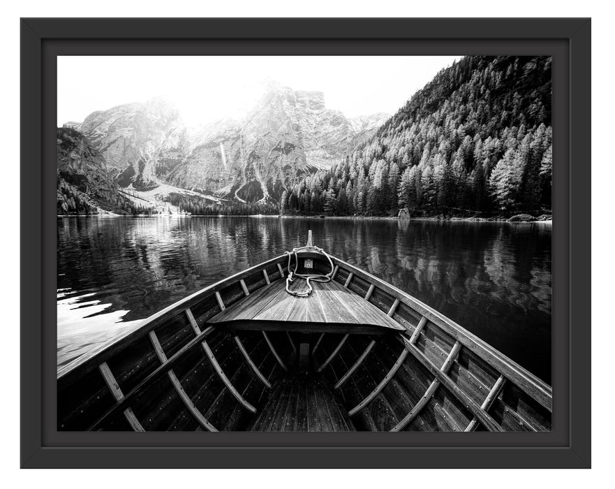 Pixxprint Holzboot auf Alpensee in den Dolomiten, Monochrome, im Schwebe-Effekt Bilderrahmen