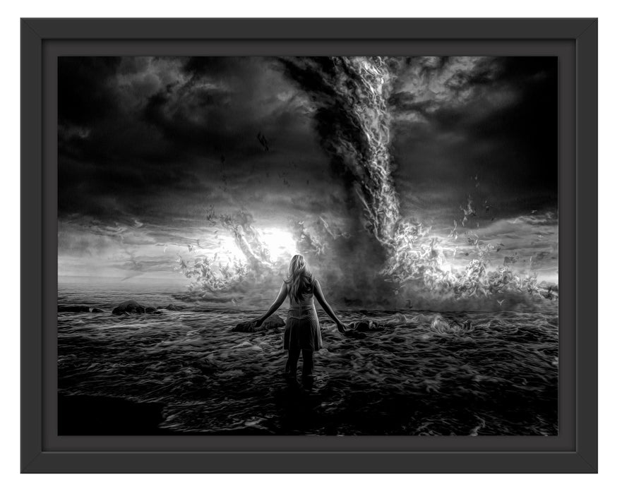 Pixxprint Frau am Strand vor düsterem Tornado, Monochrome, im Schwebe-Effekt Bilderrahmen