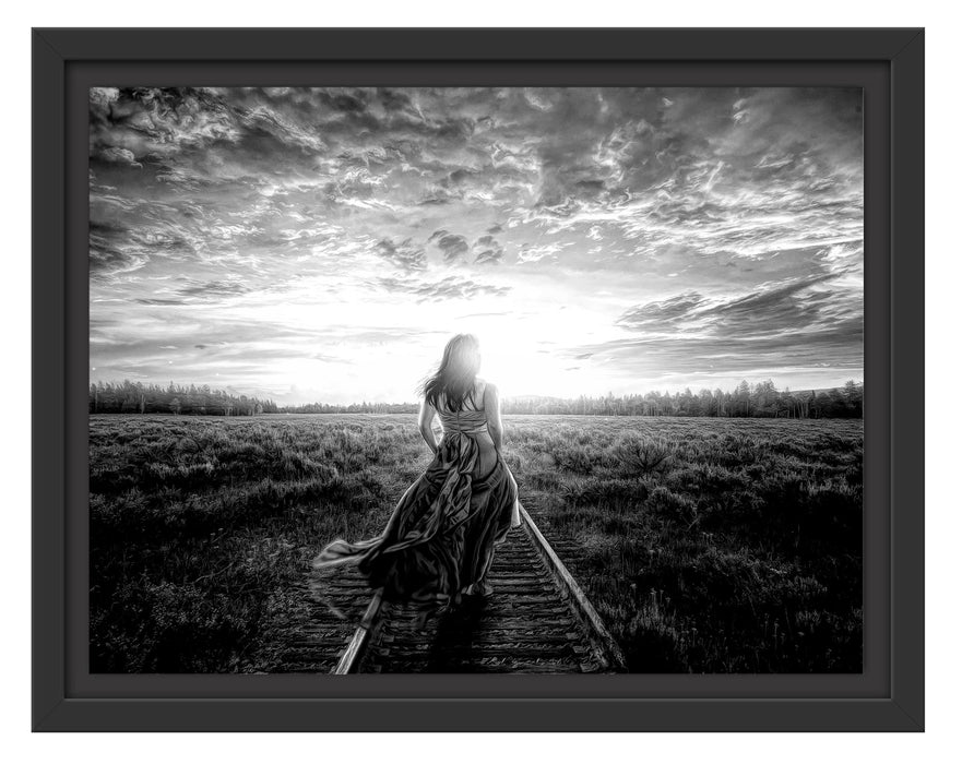 Pixxprint Frau auf Schienen bei Sonnenuntergang, Monochrome, im Schwebe-Effekt Bilderrahmen