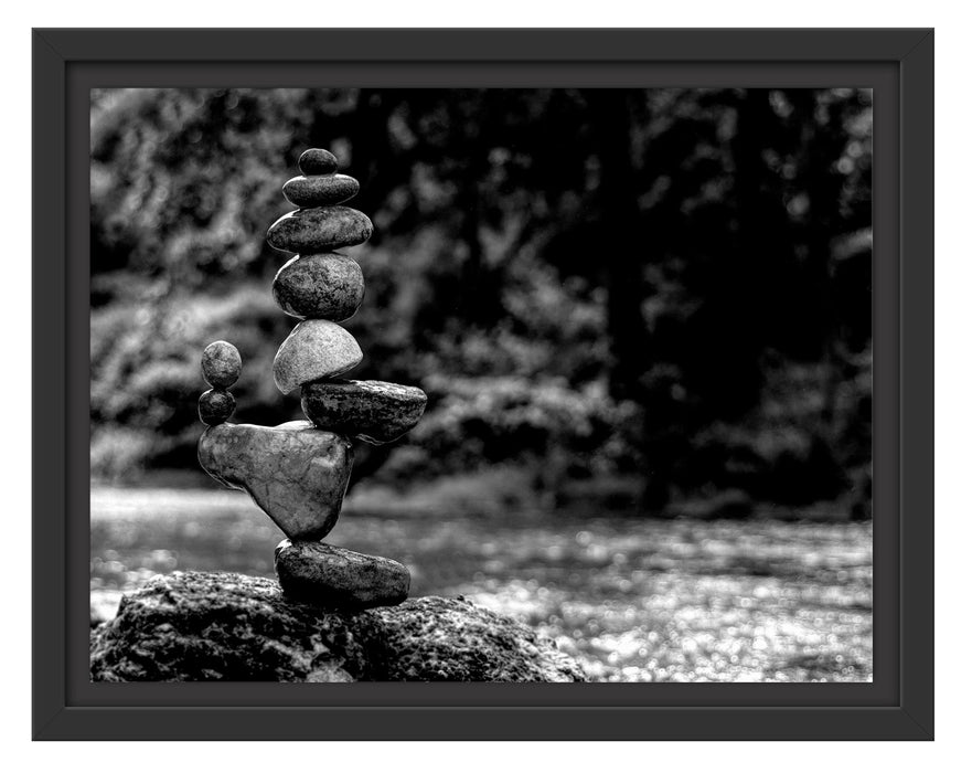 Pixxprint Balanciertes Steinkunstwerk am Fluss, Monochrome, im Schwebe-Effekt Bilderrahmen