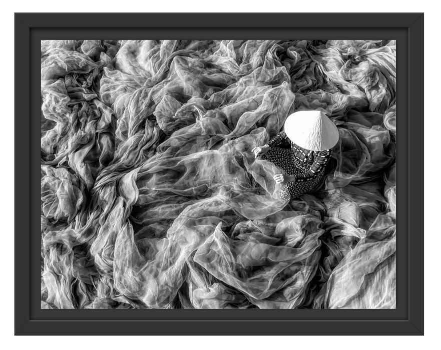 Pixxprint Vietnamesin repariert blaues Fischernetz, Monochrome, im Schwebe-Effekt Bilderrahmen