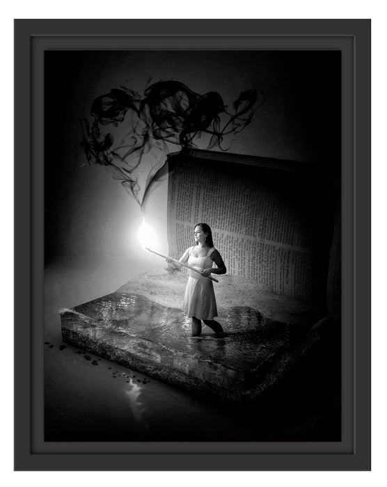 Pixxprint Frau mit Fackel steigt aus Buch, Monochrome, im Schwebe-Effekt Bilderrahmen