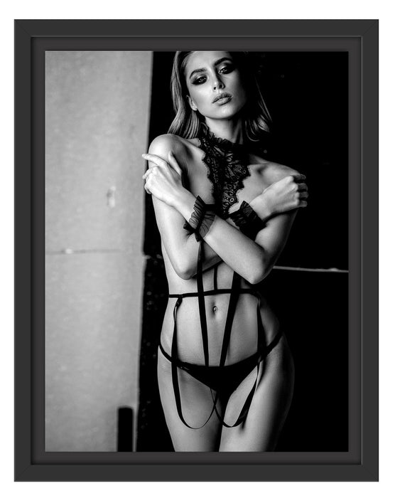 Pixxprint Aktmodell in verführerischen Dessous, Monochrome, im Schwebe-Effekt Bilderrahmen