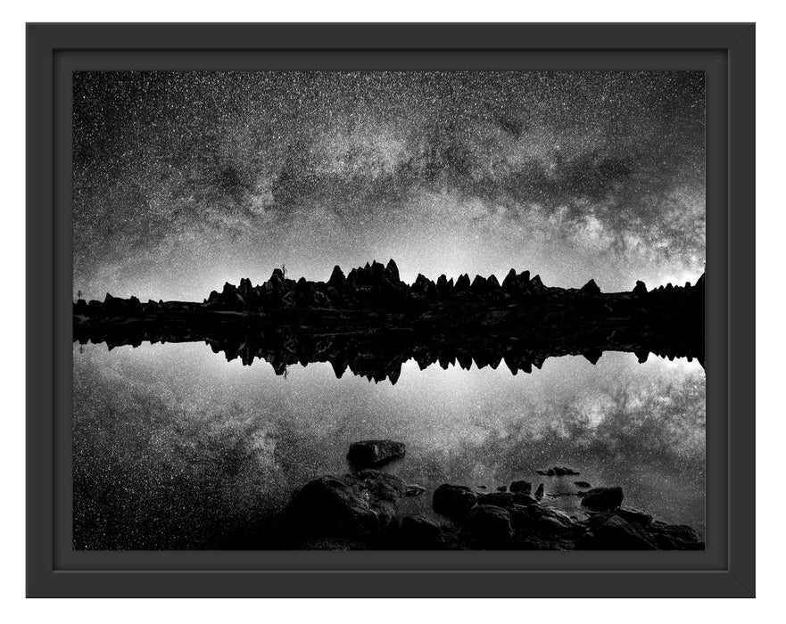 Pixxprint Reflexion des Sternenhimmels über Felsen, Monochrome, im Schwebe-Effekt Bilderrahmen