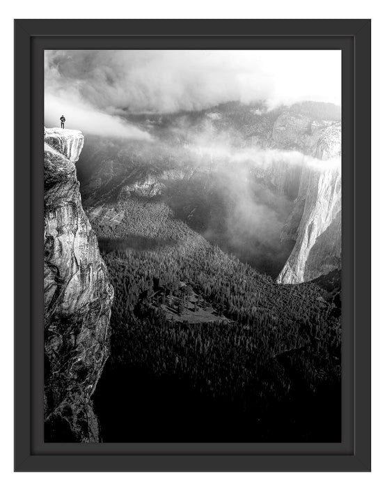 Pixxprint Einsamer Wanderer auf Felsklippe, Monochrome, im Schwebe-Effekt Bilderrahmen