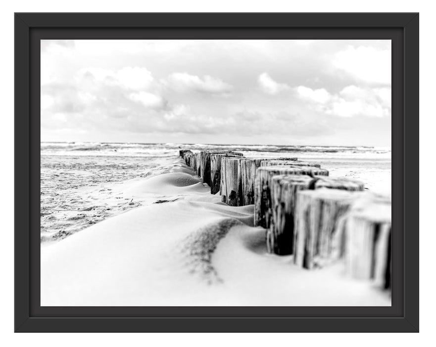 Pixxprint Nahaufnahme Steg aus Holzpföcken am Meer, Monochrome, im Schwebe-Effekt Bilderrahmen
