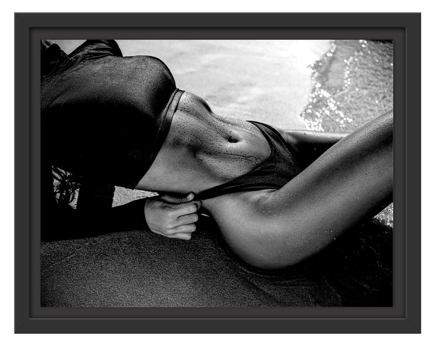 Pixxprint Frau in schwarzem Bikini liegt am Strand, Monochrome, im Schwebe-Effekt Bilderrahmen