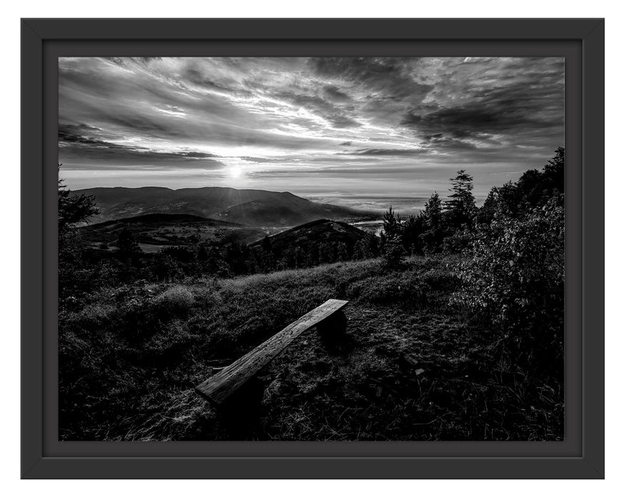 Pixxprint Bank auf Berggipfel bei Sonnenuntergang, Monochrome, im Schwebe-Effekt Bilderrahmen