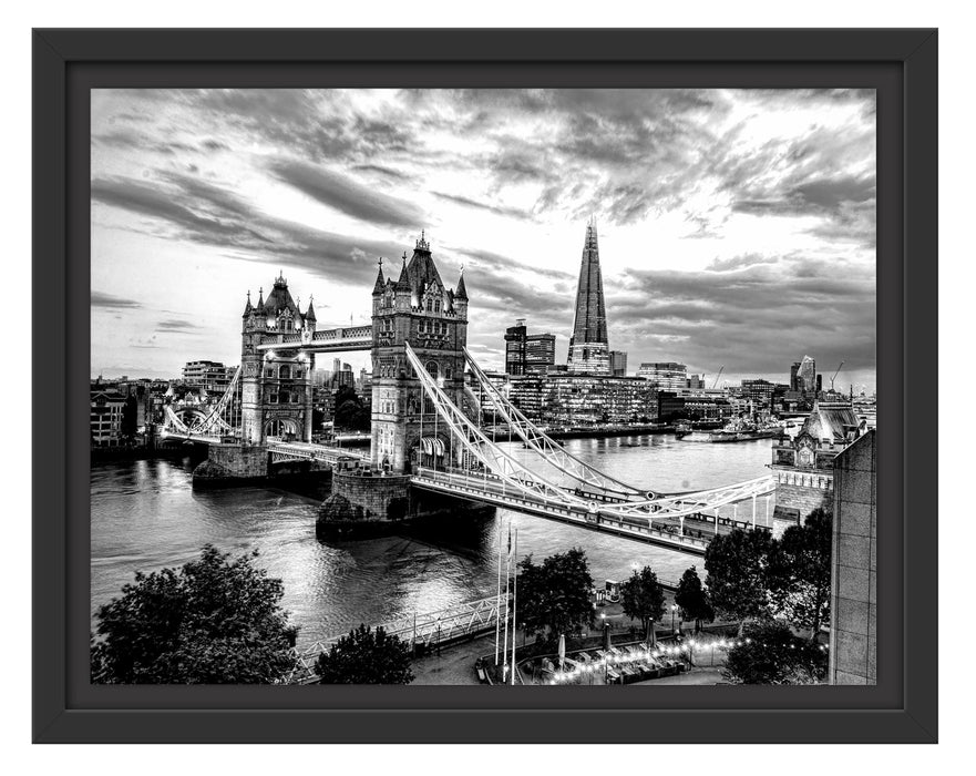 Pixxprint Beleuchtete Tower Bridge am Abend, Monochrome, im Schwebe-Effekt Bilderrahmen