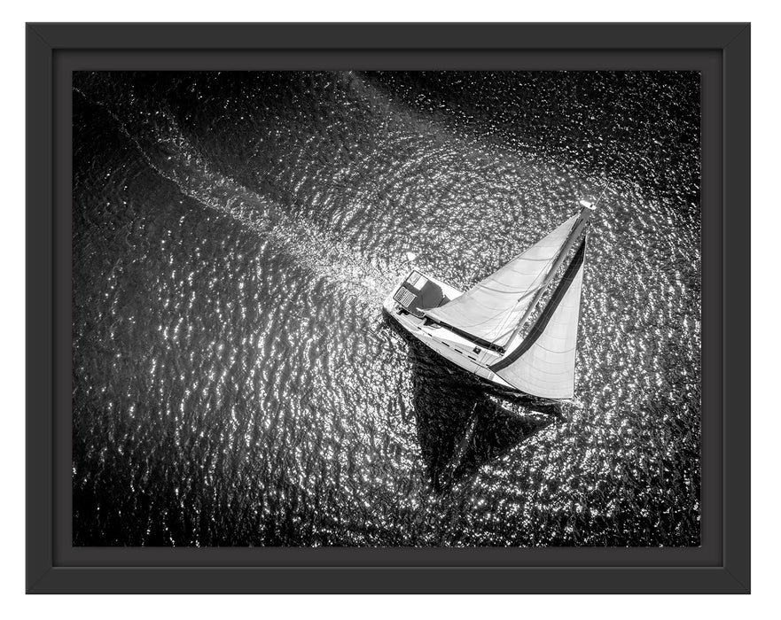 Pixxprint Einsames Segelboot auf dem Meer, Monochrome, im Schwebe-Effekt Bilderrahmen