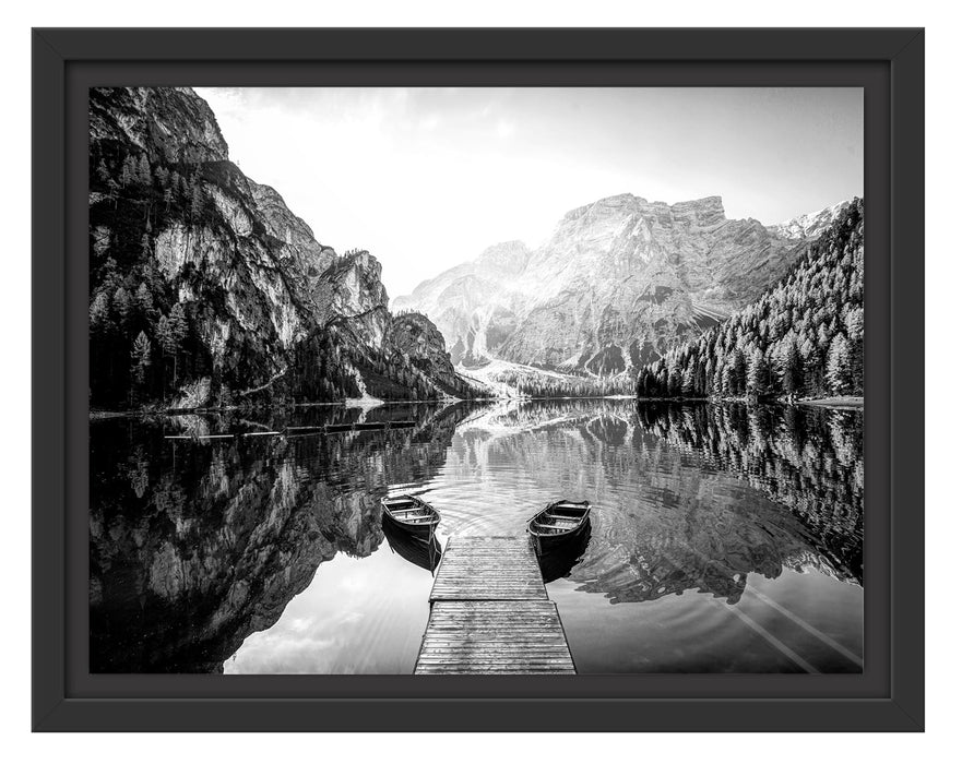 Pixxprint Boote am Steg des Pragser Wildsee, Monochrome, im Schwebe-Effekt Bilderrahmen