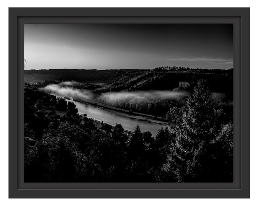 Pixxprint Nebel über Fluss in Waldlandschaft, Monochrome, im Schwebe-Effekt Bilderrahmen
