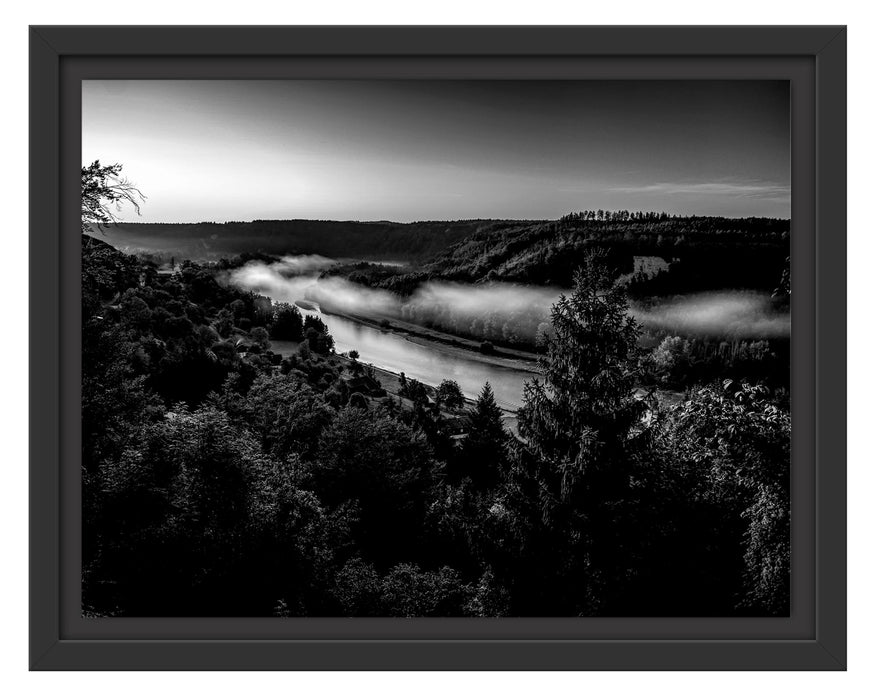 Pixxprint Nebel über Fluss bei Sonnenaufgang, Monochrome, im Schwebe-Effekt Bilderrahmen