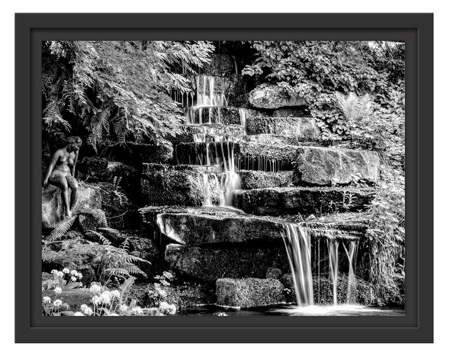 Pixxprint Kleiner Wasserfall über Steinplatten, Monochrome, im Schwebe-Effekt Bilderrahmen