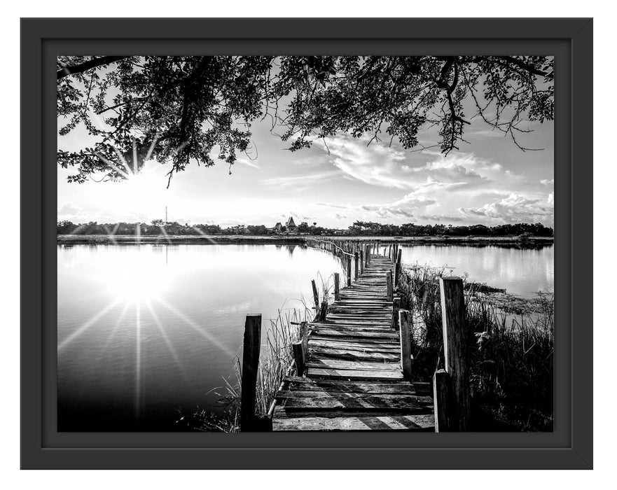 Pixxprint Holzbrücke über Natursee im Sommer, Monochrome, im Schwebe-Effekt Bilderrahmen