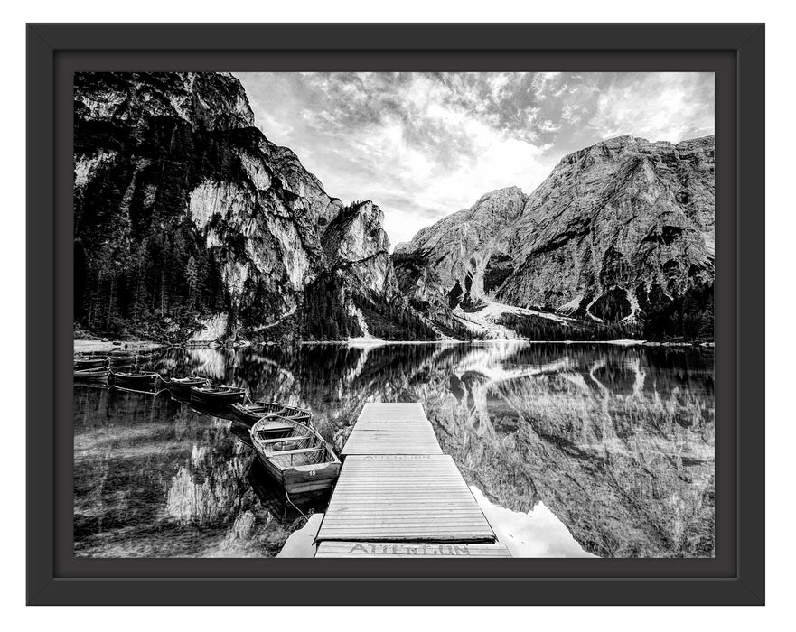 Pixxprint Bootsreihe am Steg des Pragser Wildsee, Monochrome, im Schwebe-Effekt Bilderrahmen