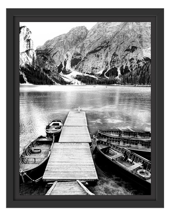 Pixxprint Bootssteg und Berge am Pragser Wildsee, Monochrome, im Schwebe-Effekt Bilderrahmen