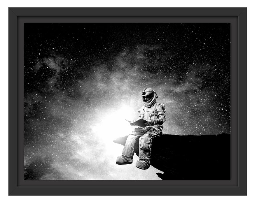 Pixxprint Lesender Astronaut auf Vorsprung vor Galaxie, Monochrome, im Schwebe-Effekt Bilderrahmen