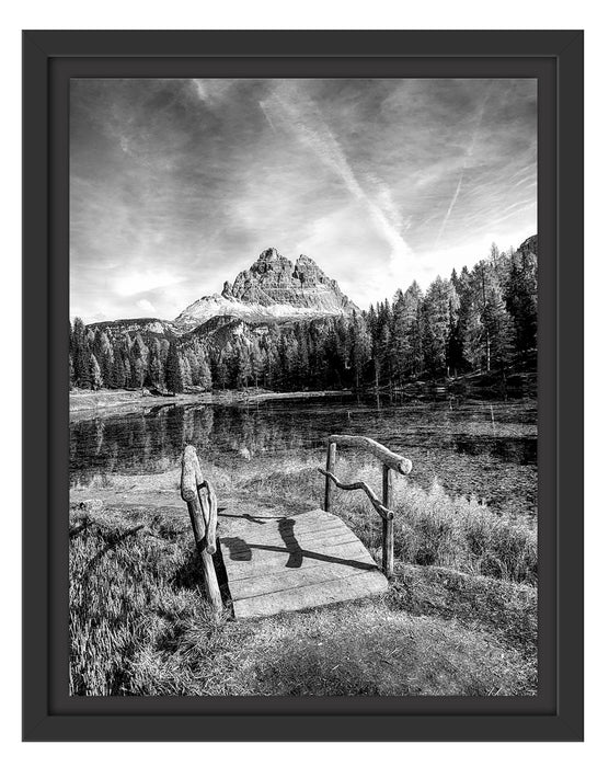 Pixxprint Holzbrücke an Dolomiten See im Herbst, Monochrome, im Schwebe-Effekt Bilderrahmen