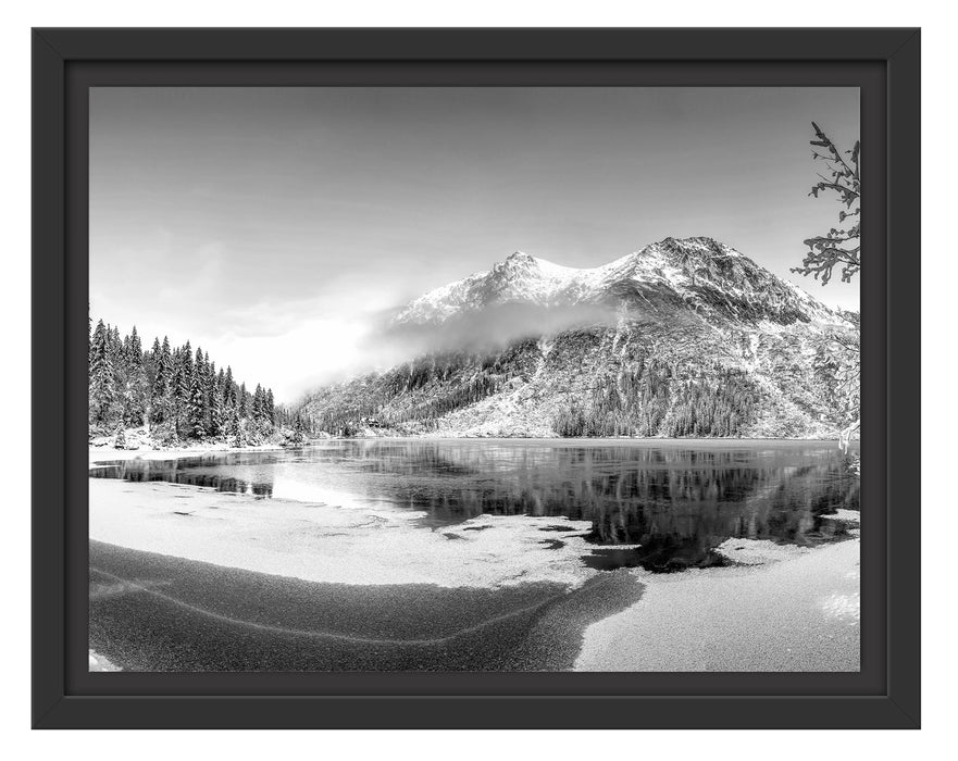 Pixxprint Winterlandschaft mit gefrorenem Bergsee, Monochrome, im Schwebe-Effekt Bilderrahmen