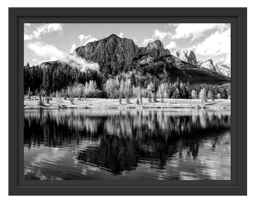 Pixxprint Kanadischer Herbstwald und Berge am See, Monochrome, im Schwebe-Effekt Bilderrahmen