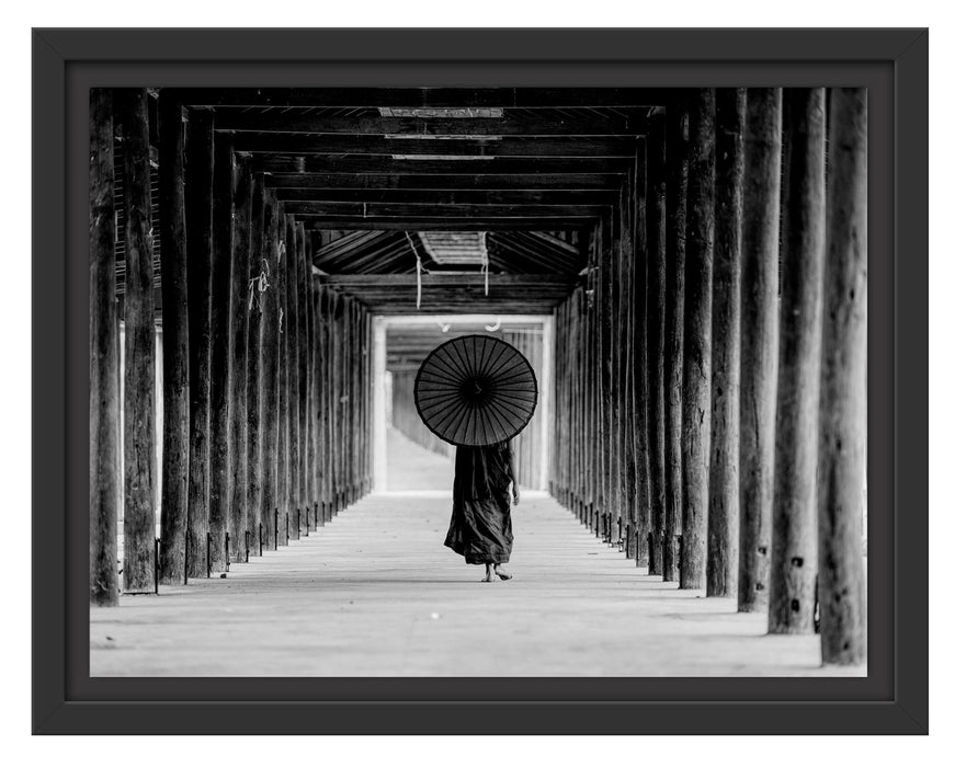 Pixxprint Mönch mit rotem Schirm im Tempelgang, Monochrome, im Schwebe-Effekt Bilderrahmen