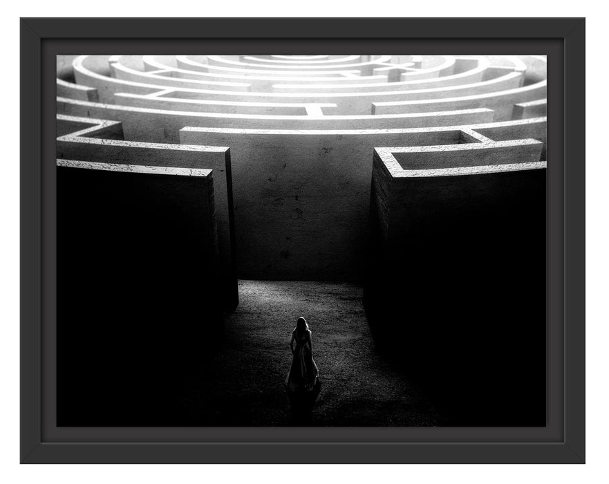 Pixxprint Frau vor großem Labyrinth, Monochrome, im Schwebe-Effekt Bilderrahmen