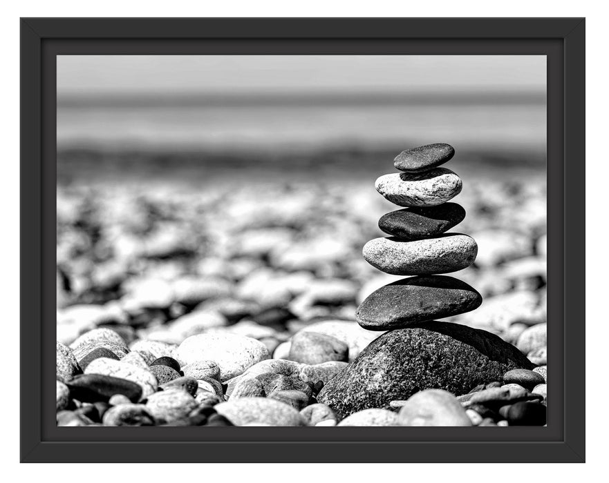 Pixxprint Steinpyramide am Kiesstrand, Monochrome, im Schwebe-Effekt Bilderrahmen