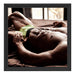 Muskulöser Mann im Bett Schattenfugenrahmen Quadratisch 40x40