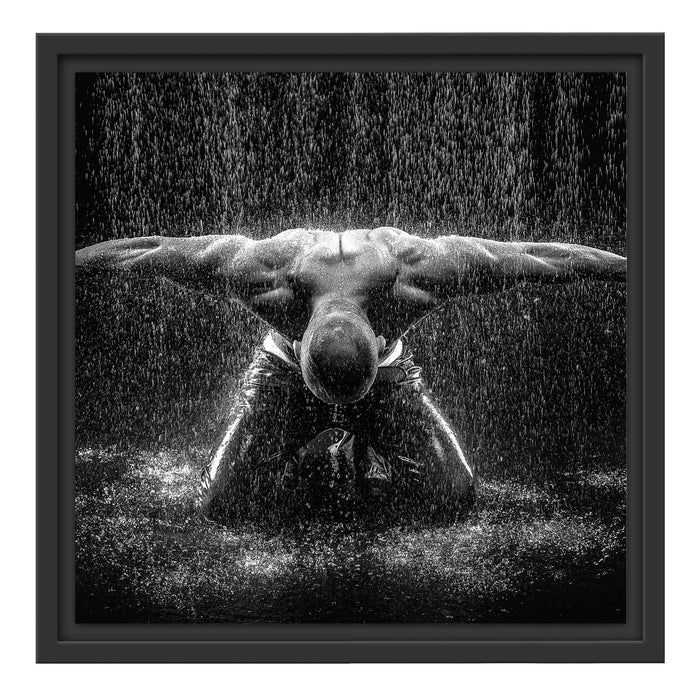 Bodybuilder im Regen Kunst B&W Schattenfugenrahmen Quadratisch 40x40