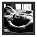 Muskulöser Mann im Bett Kunst B&W Schattenfugenrahmen Quadratisch 40x40