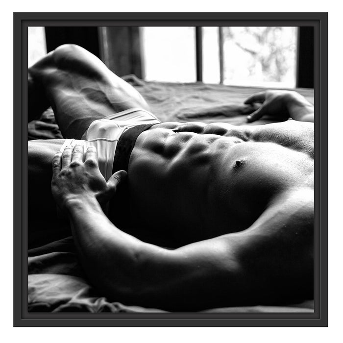 Muskulöser Mann im Bett Kunst B&W Schattenfugenrahmen Quadratisch 55x55