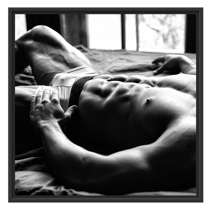 Muskulöser Mann im Bett Kunst B&W Schattenfugenrahmen Quadratisch 70x70