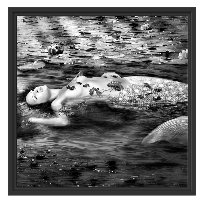Meerjungfrau im Wasser liegend Schattenfugenrahmen Quadratisch 55x55