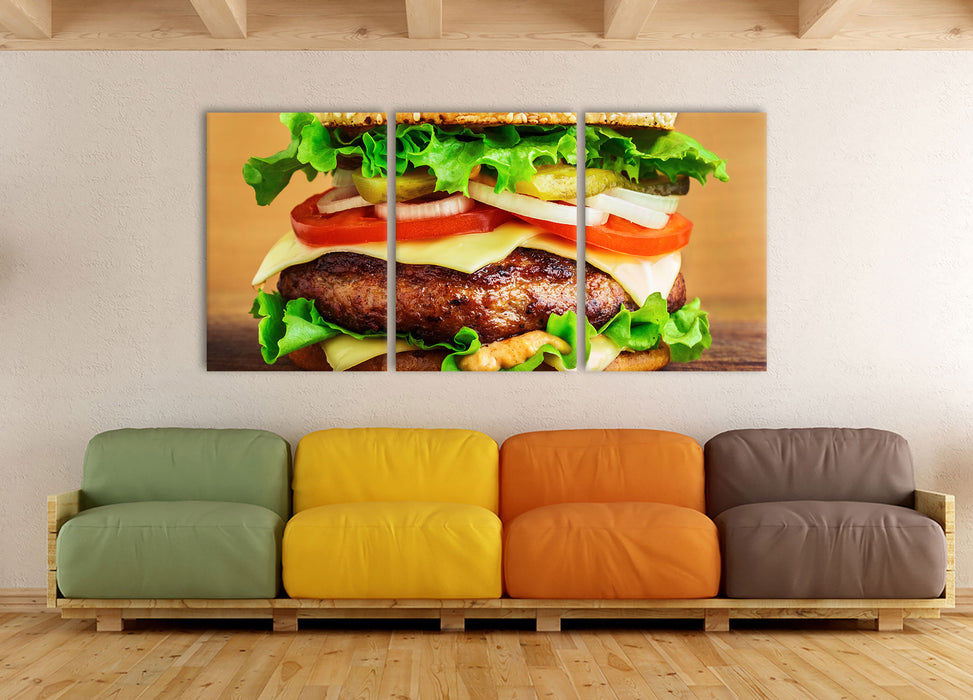 Köstlicher Burger auf Holztisch, XXL Leinwandbild als 3 Teiler