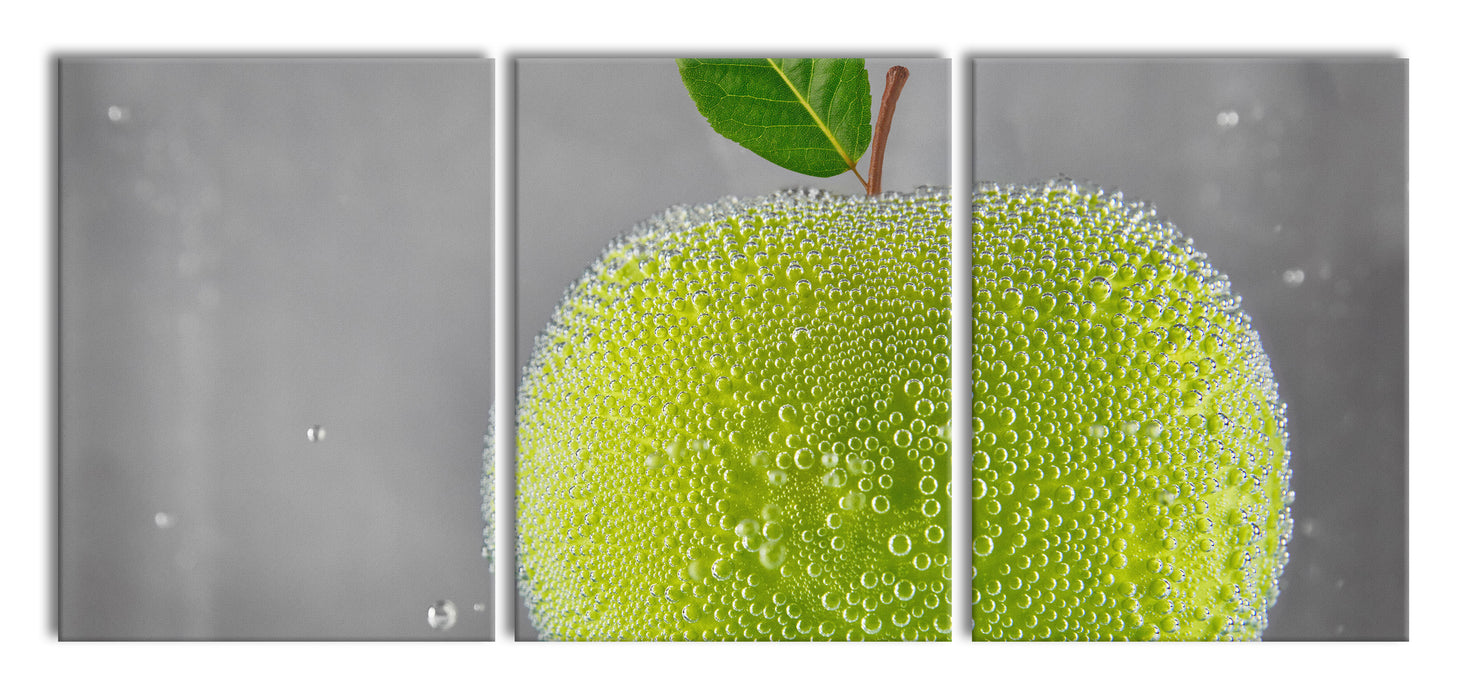 Grüner leckerer Apfel im Wasser, XXL Leinwandbild als 3 Teiler