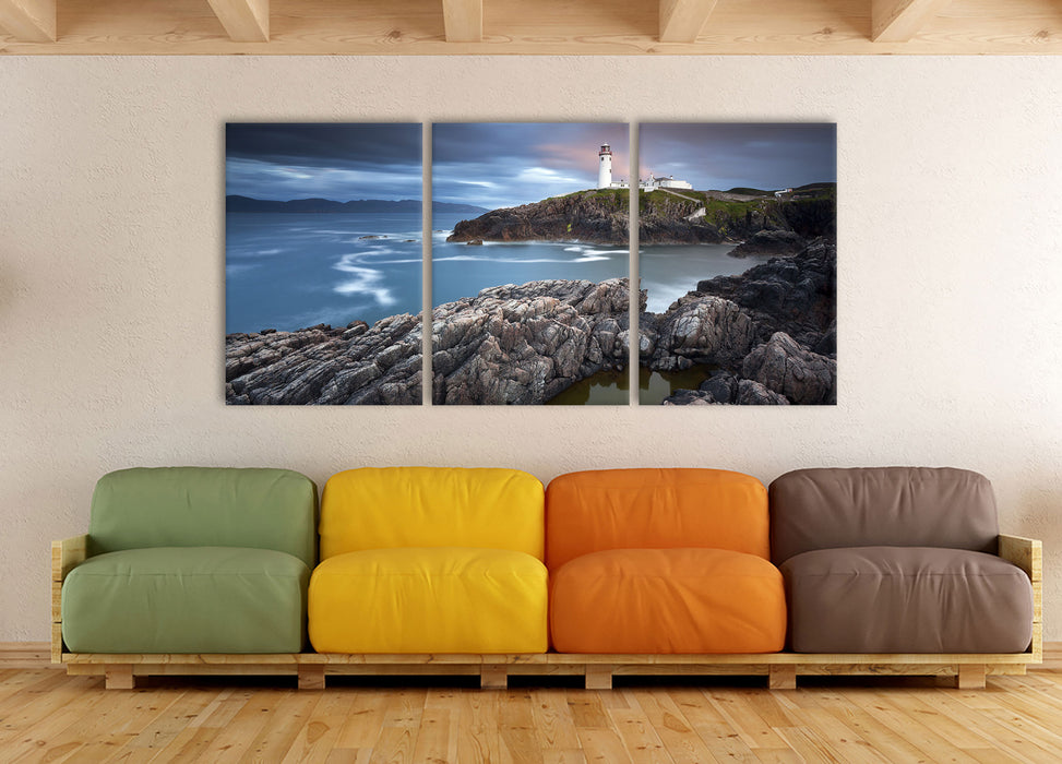 Leuchtturm im Meer, XXL Leinwandbild als 3 Teiler
