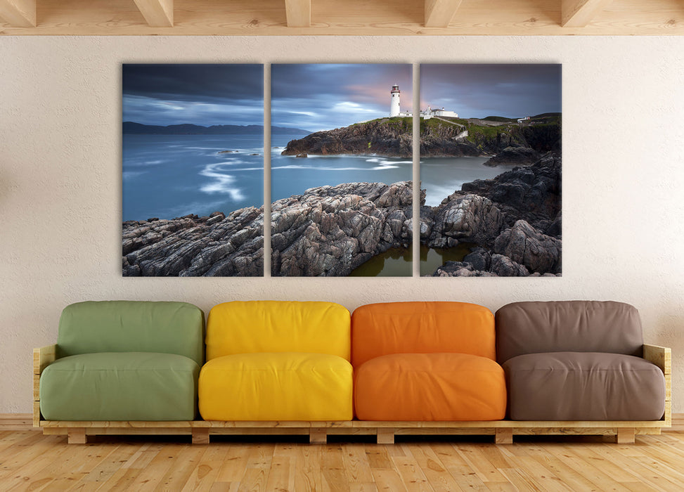 Leuchtturm im Meer, XXL Leinwandbild als 3 Teiler