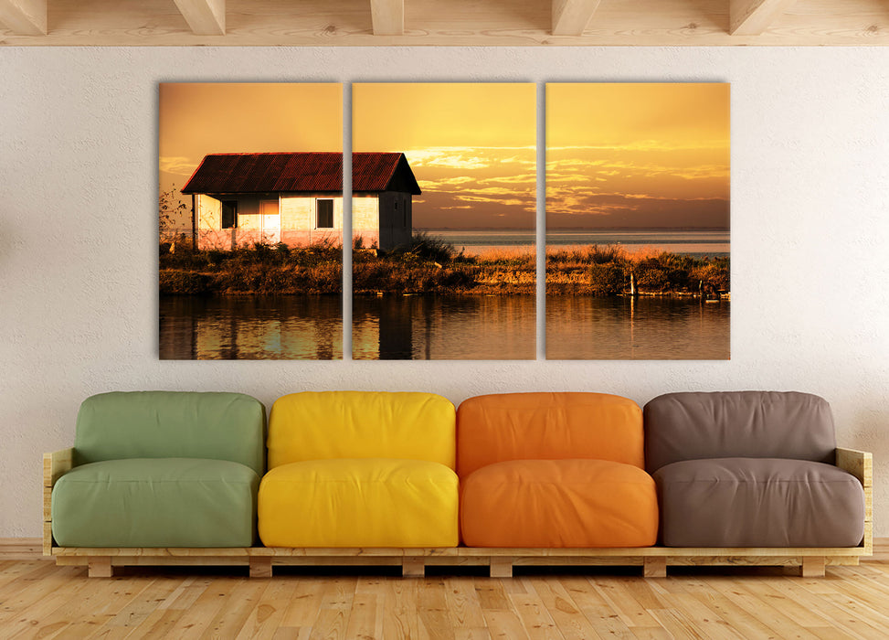 Haus am See bei Sonnenuntergang, XXL Leinwandbild als 3 Teiler
