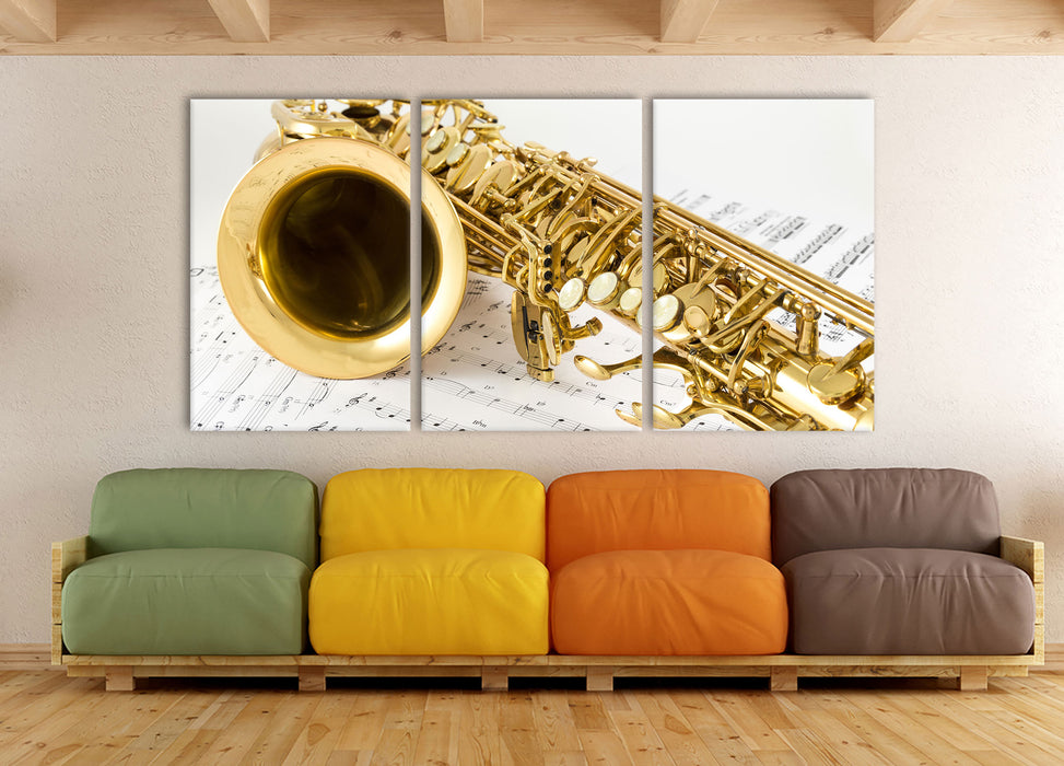 Saxophon auf Notenpapier, XXL Leinwandbild als 3 Teiler