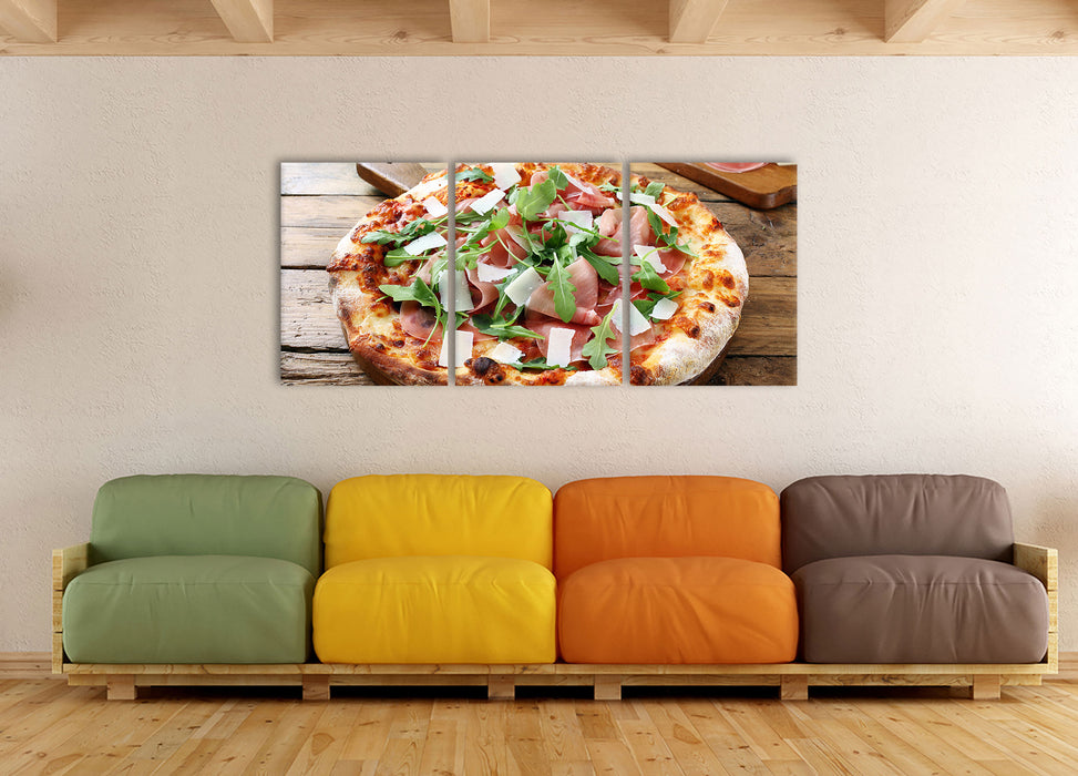 Prosciutto Pizza auf Holztisch, XXL Leinwandbild als 3 Teiler