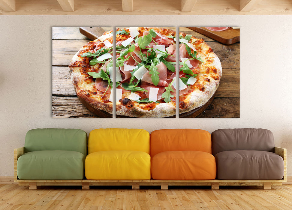 Prosciutto Pizza auf Holztisch, XXL Leinwandbild als 3 Teiler