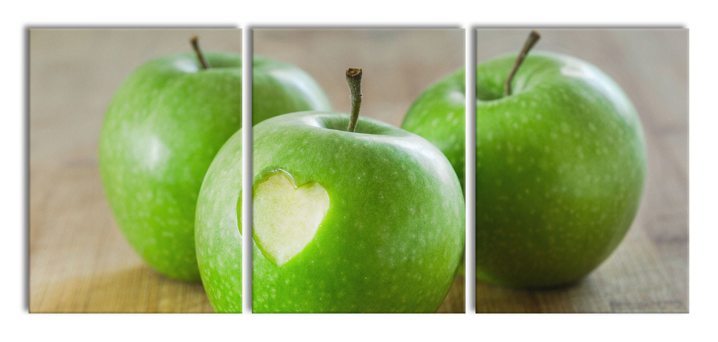 ein Herzchen im Apfel, XXL Leinwandbild als 3 Teiler