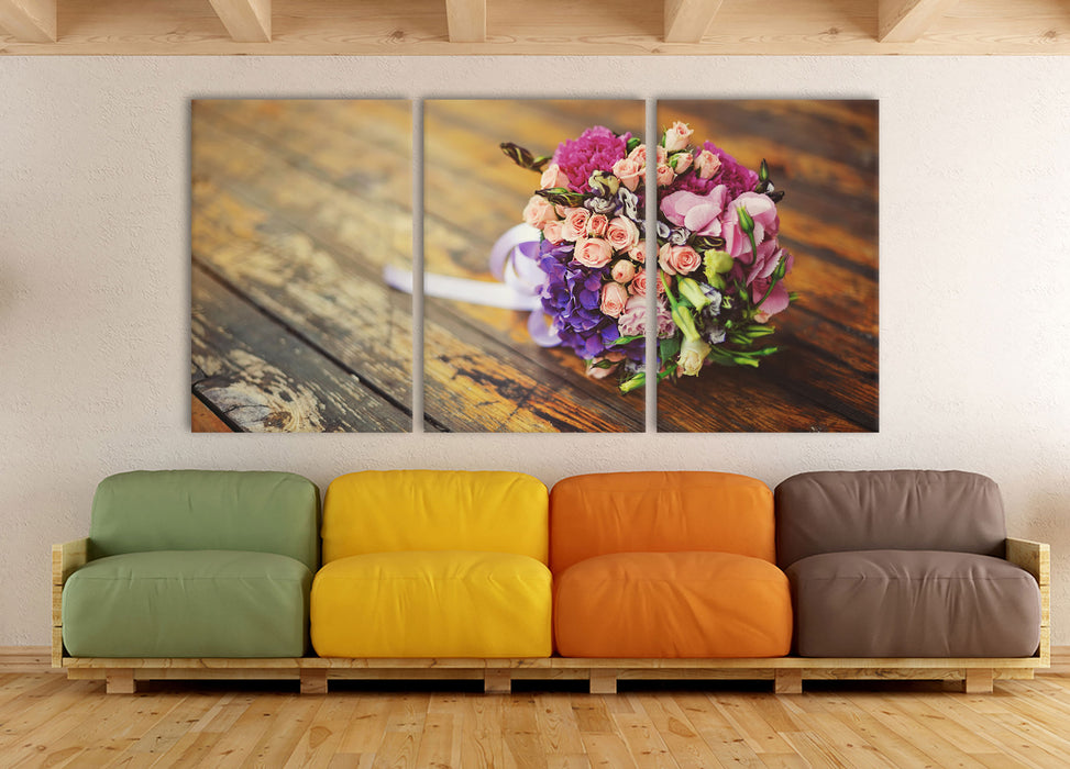 Blumenstrauß auf altem Holztisch, XXL Leinwandbild als 3 Teiler